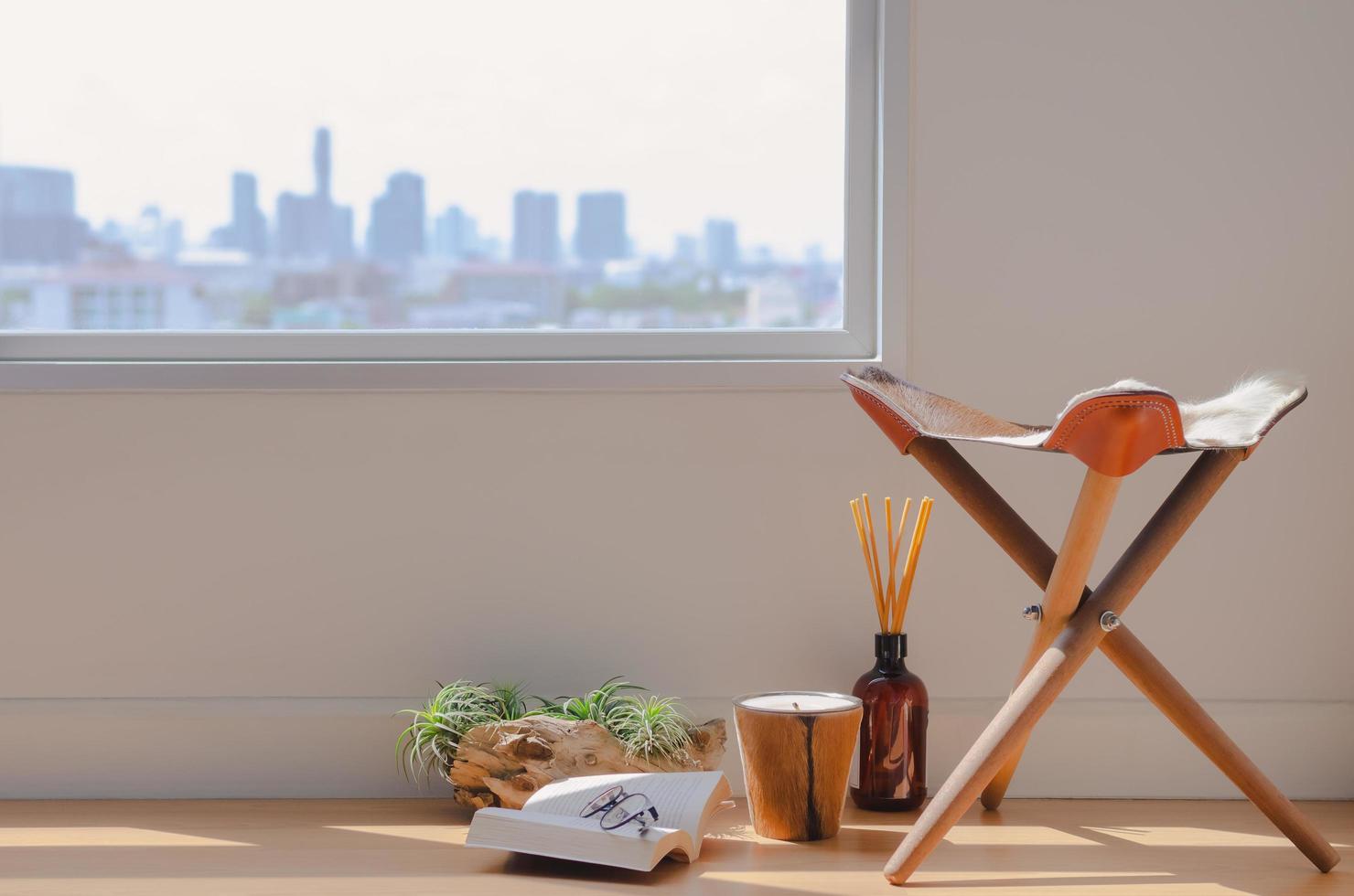 intérieur de la chambre pour lire un livre dans un coin d'espace calme photo