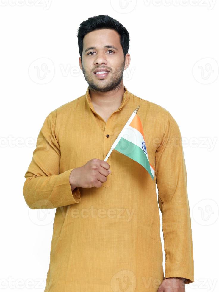 garçon indien ou homme en kurta tenant le drapeau national indien et montrant le patriotisme, debout fond isolé. photo