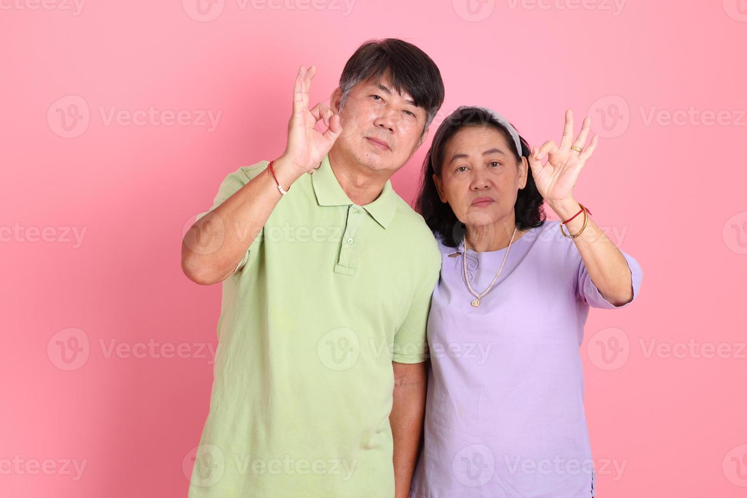 heureux couple de personnes âgées photo