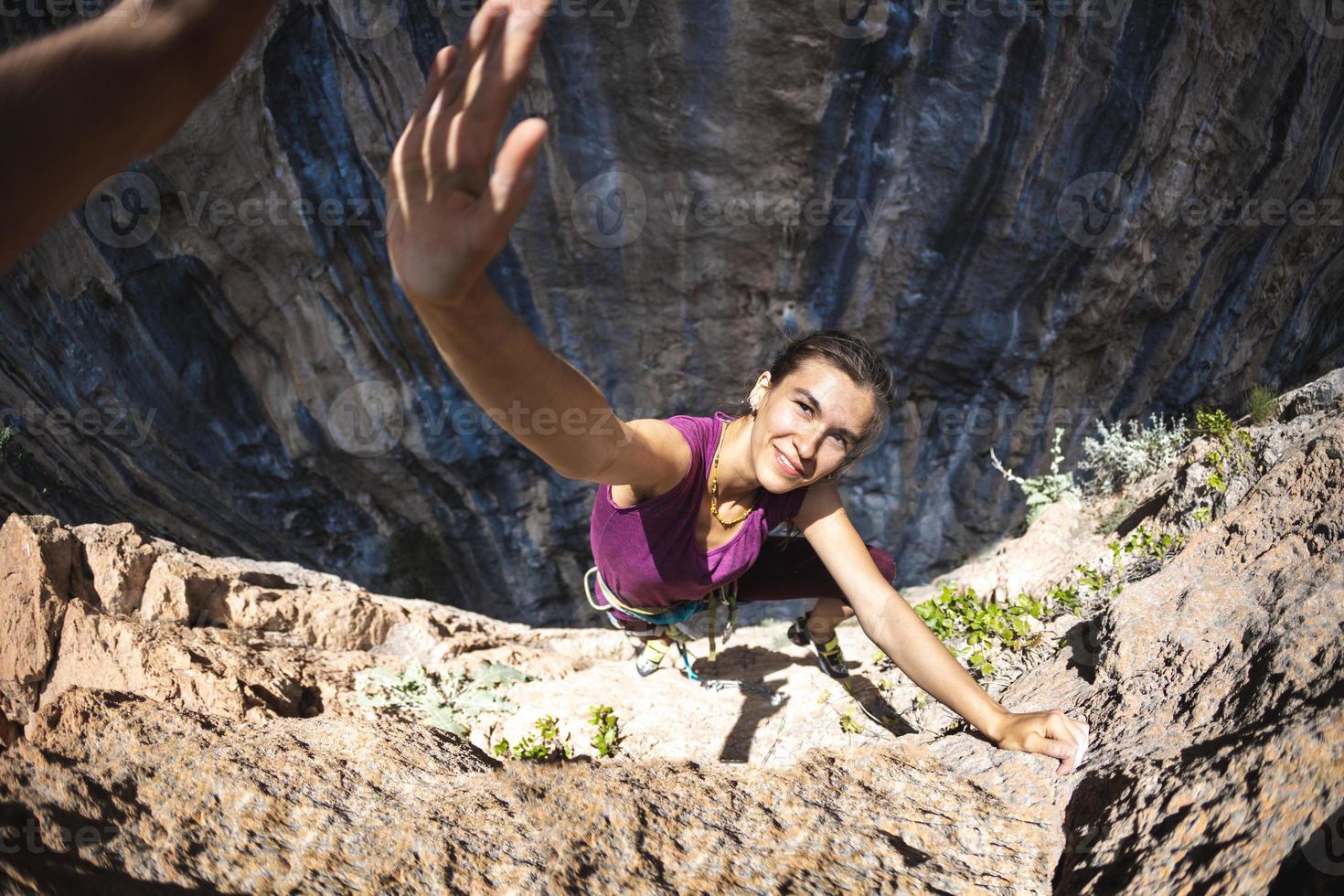 femme escalade le rocher photo