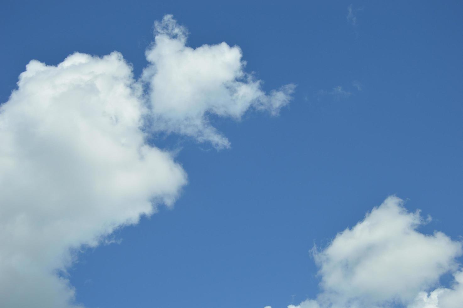 ciel bleu avec des nuages blancs. fond naturel naturel. photo