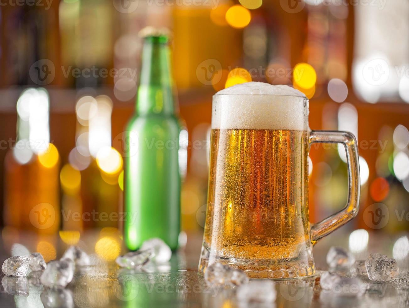 bouteille de bière avec verre sur bar desk photo