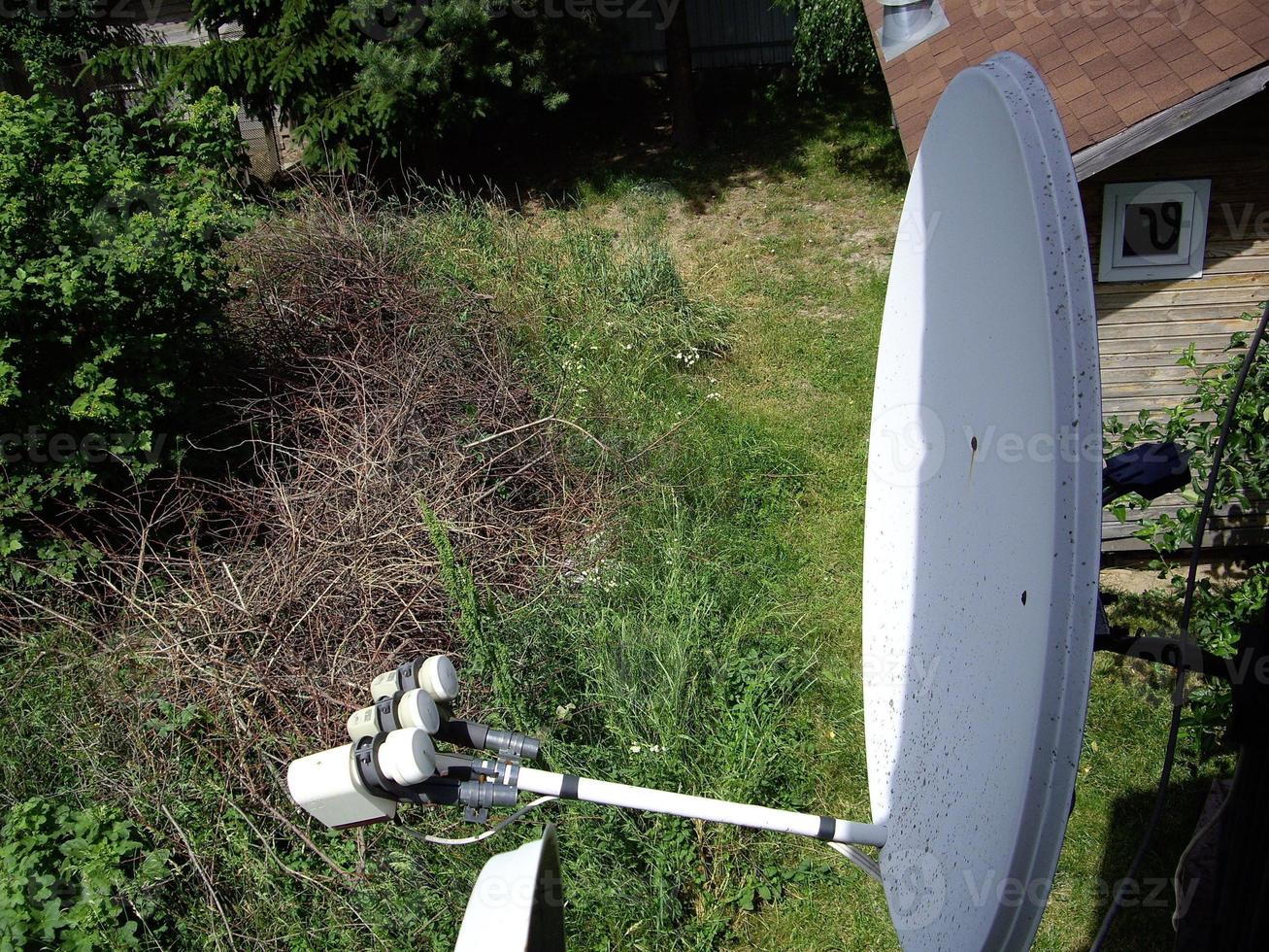 système satellite pour recevoir un signal de télévision dans la maison photo