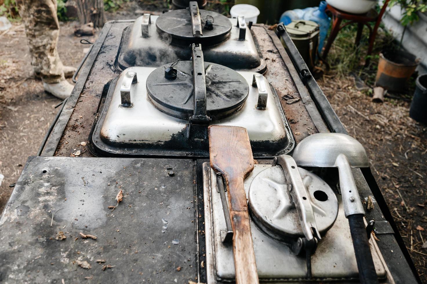 cuisiner dans la cuisine de campagne pendant la guerre en ukraine, conditions pendant la guerre. photo