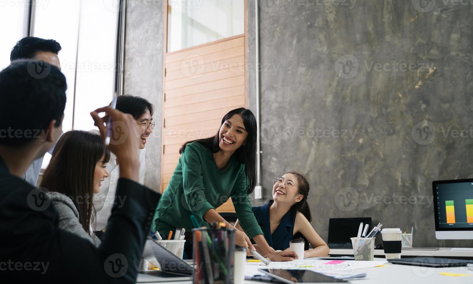 réunion de l'équipe commerciale asiatique au bureau photo