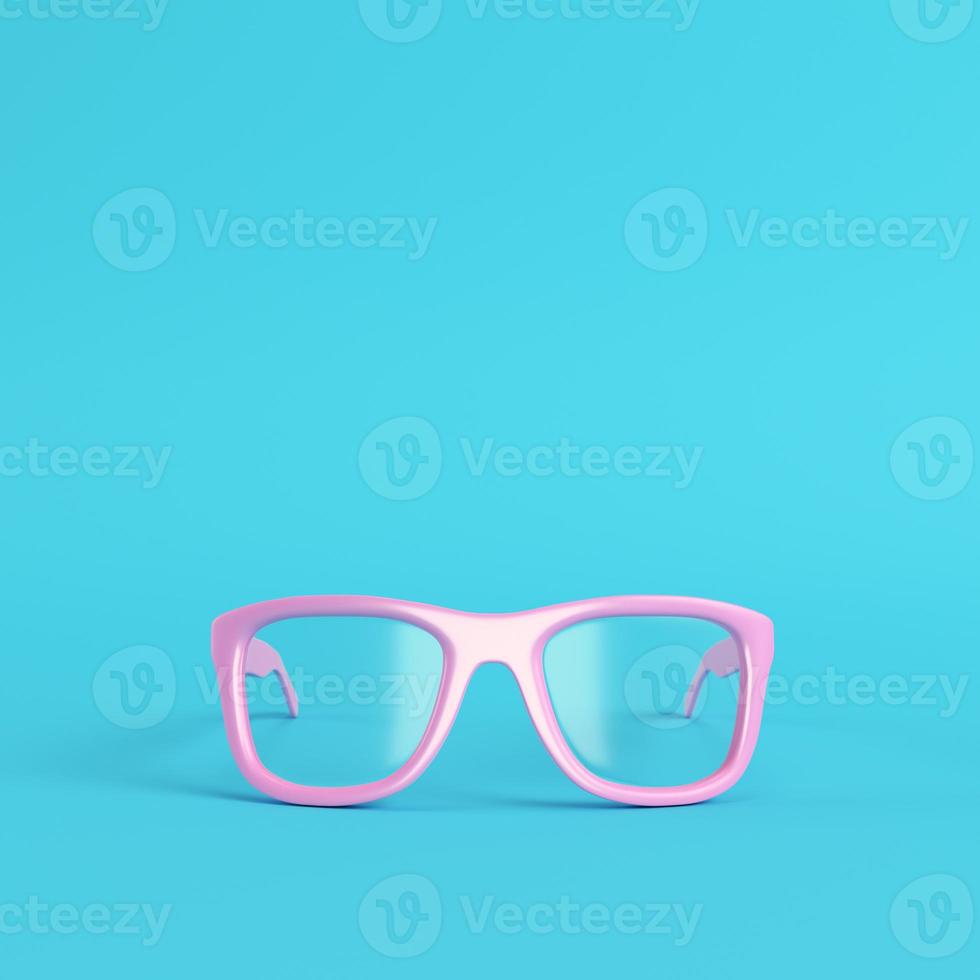 lunettes avec verres transparents sur fond bleu vif dans des tons pastel photo