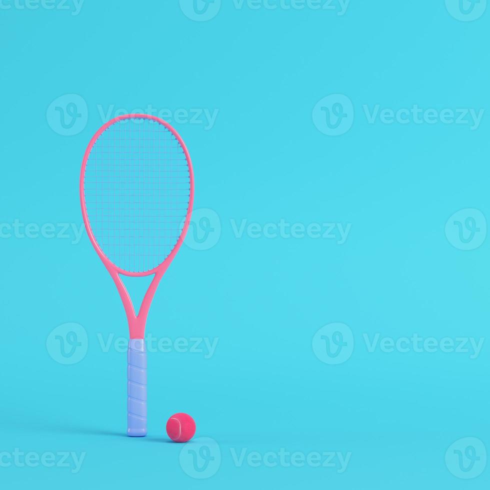 Raquette de tennis rose sur fond bleu vif dans des tons pastel photo