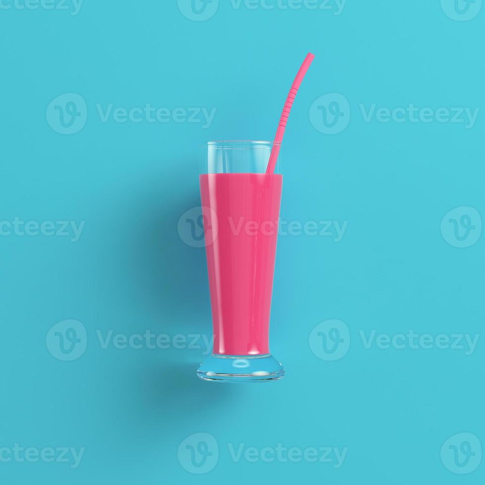 verre à cocktail rose sur fond bleu vif dans des tons pastel photo