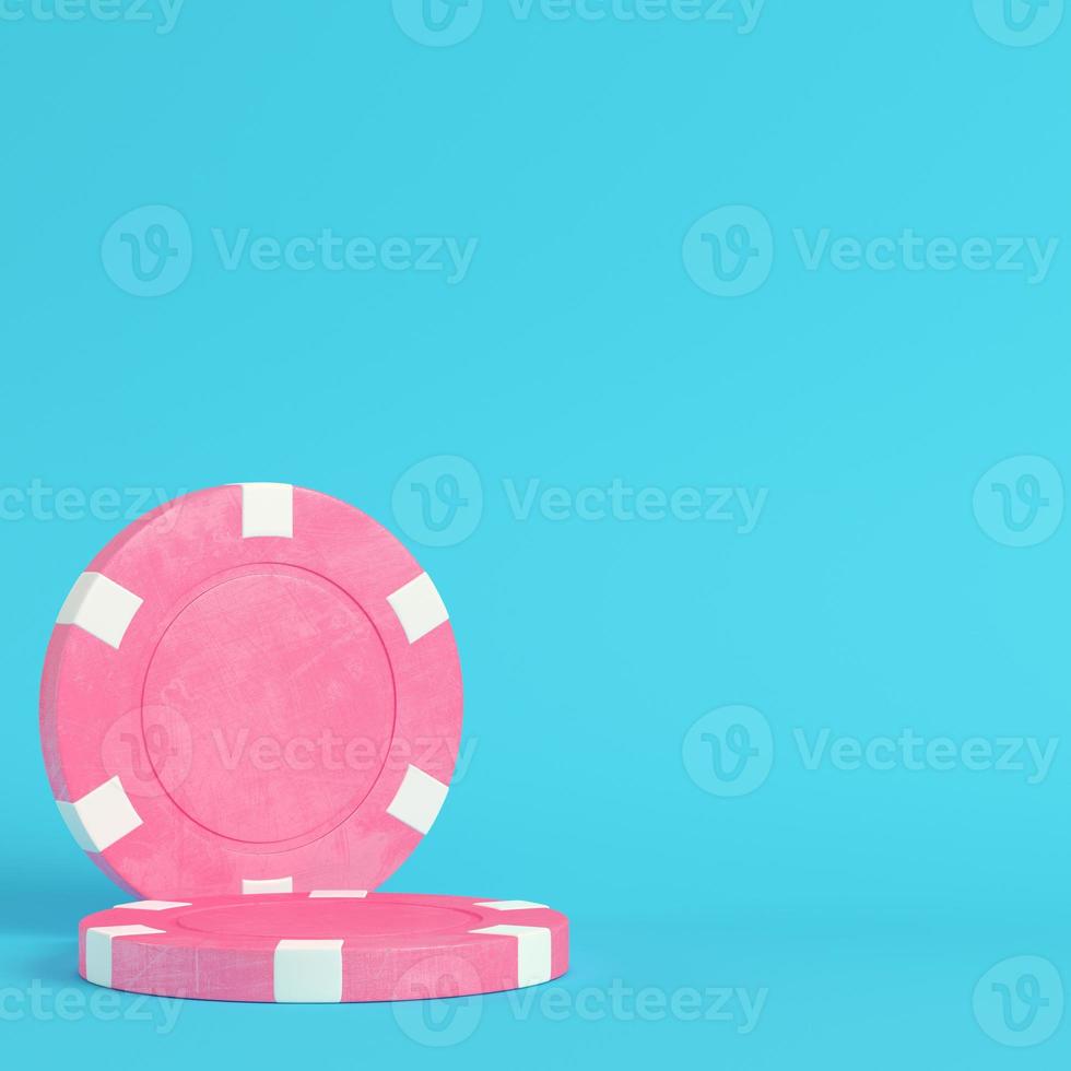 jetons de casino rose sur fond bleu vif dans des tons pastel photo