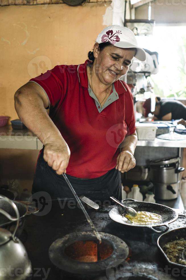 femme cuisine sur un poêle à bois photo