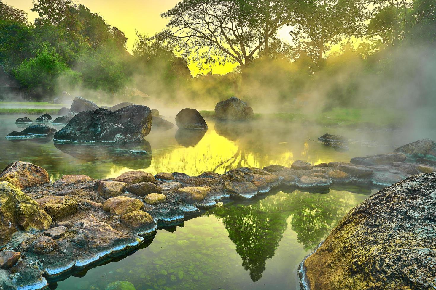 bain naturel onsen de sources chaudes au parc national de chae son, lampang thailand.au lever du soleil du matin.bain de source chaude naturelle entouré de montagnes dans le nord de la thaïlande.soft focus. photo