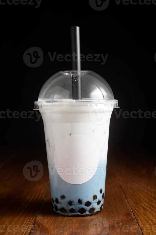 thé à bulles laiteux avec perles de tapioca dans une tasse en plastique photo
