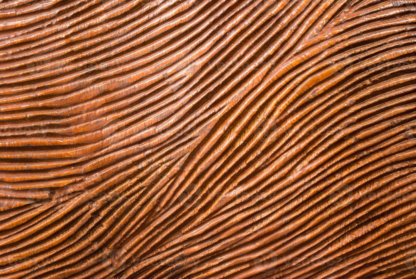 bois rouge sculpté traditionnel avec ligne d'écoulement photo