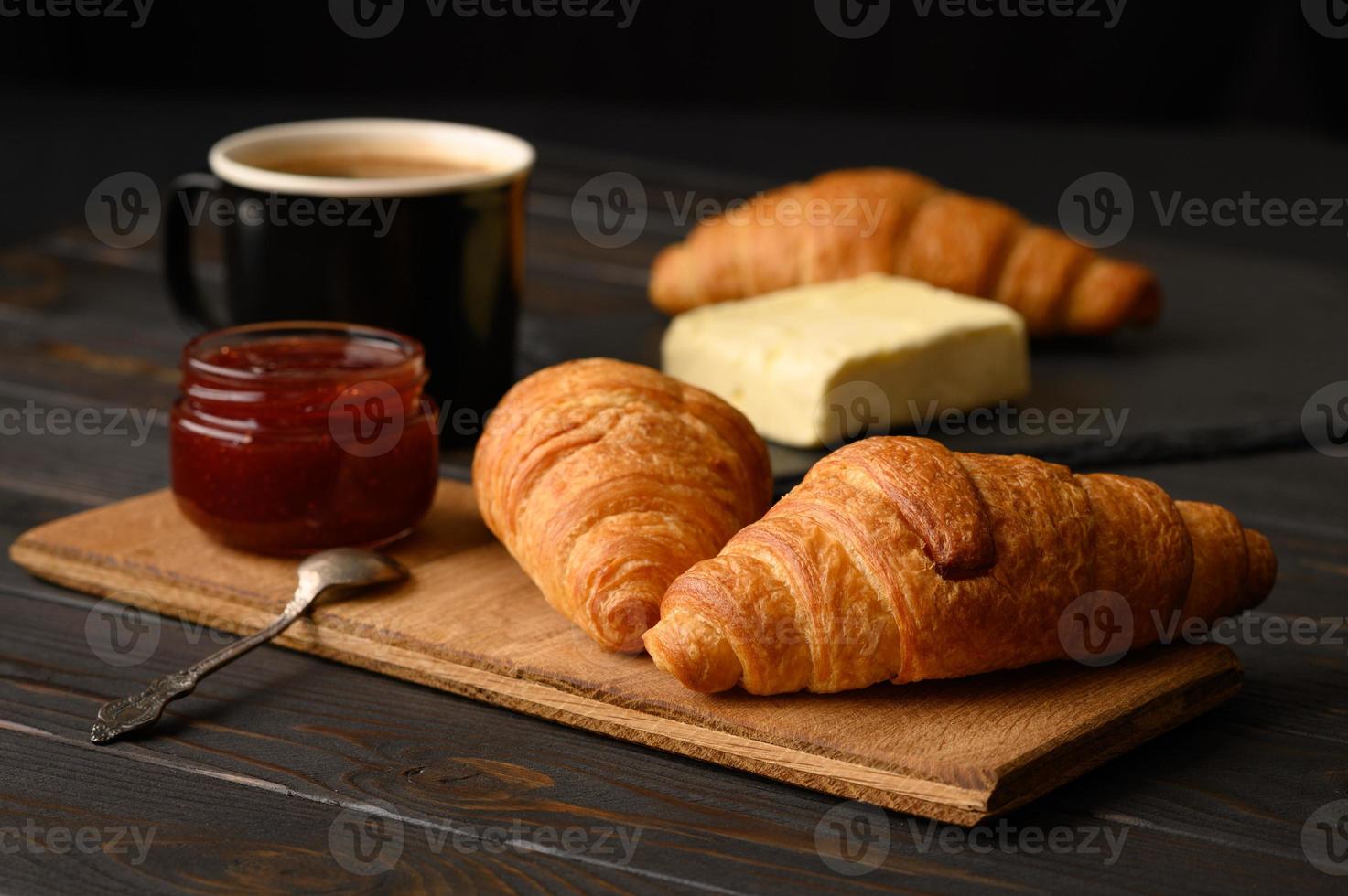 croissants frais sur un fond en bois. photo