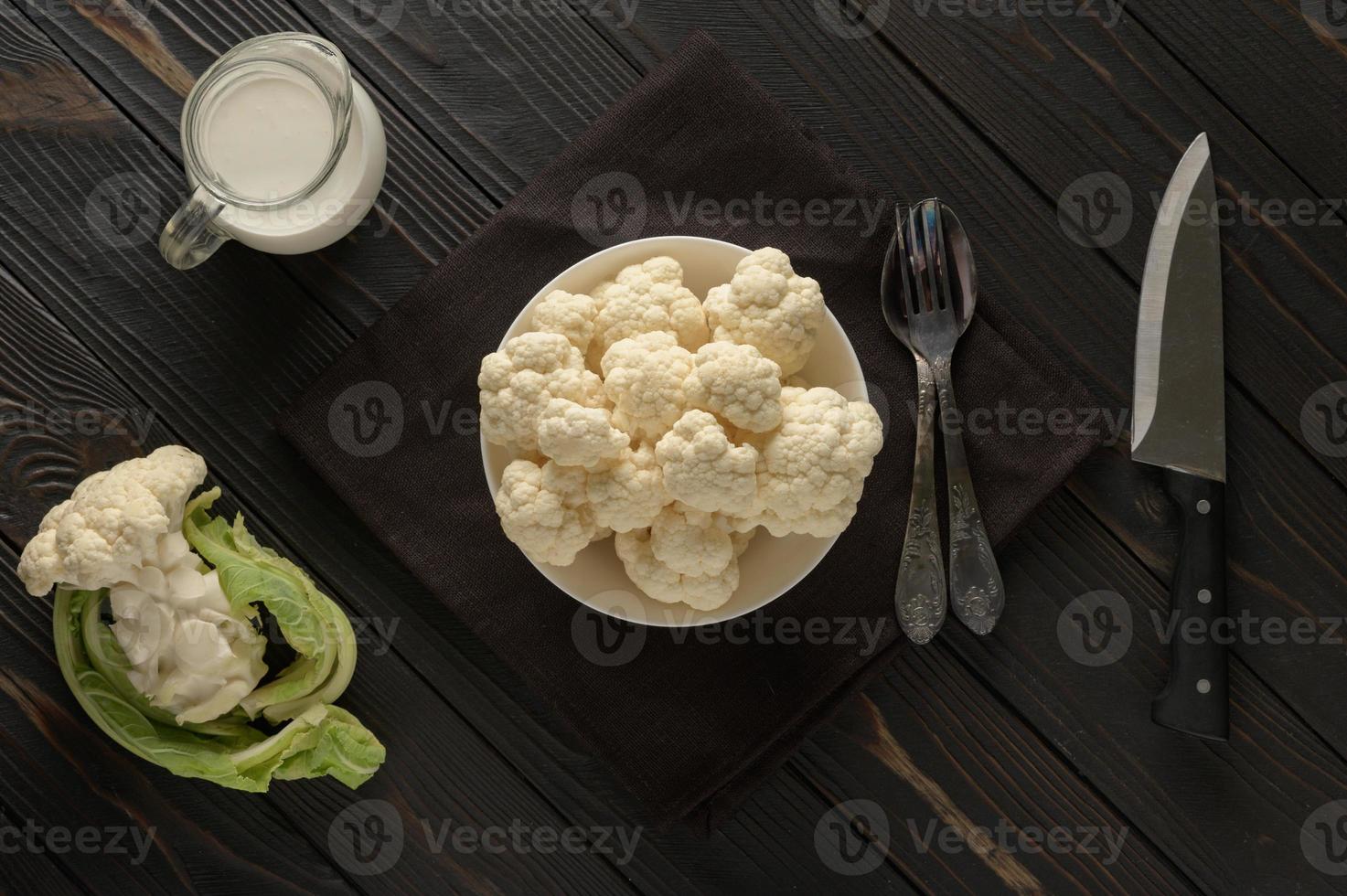 chou-fleur biologique cru et frais sur un fond en bois. alimentation saine, concept de régime faible en glucides photo