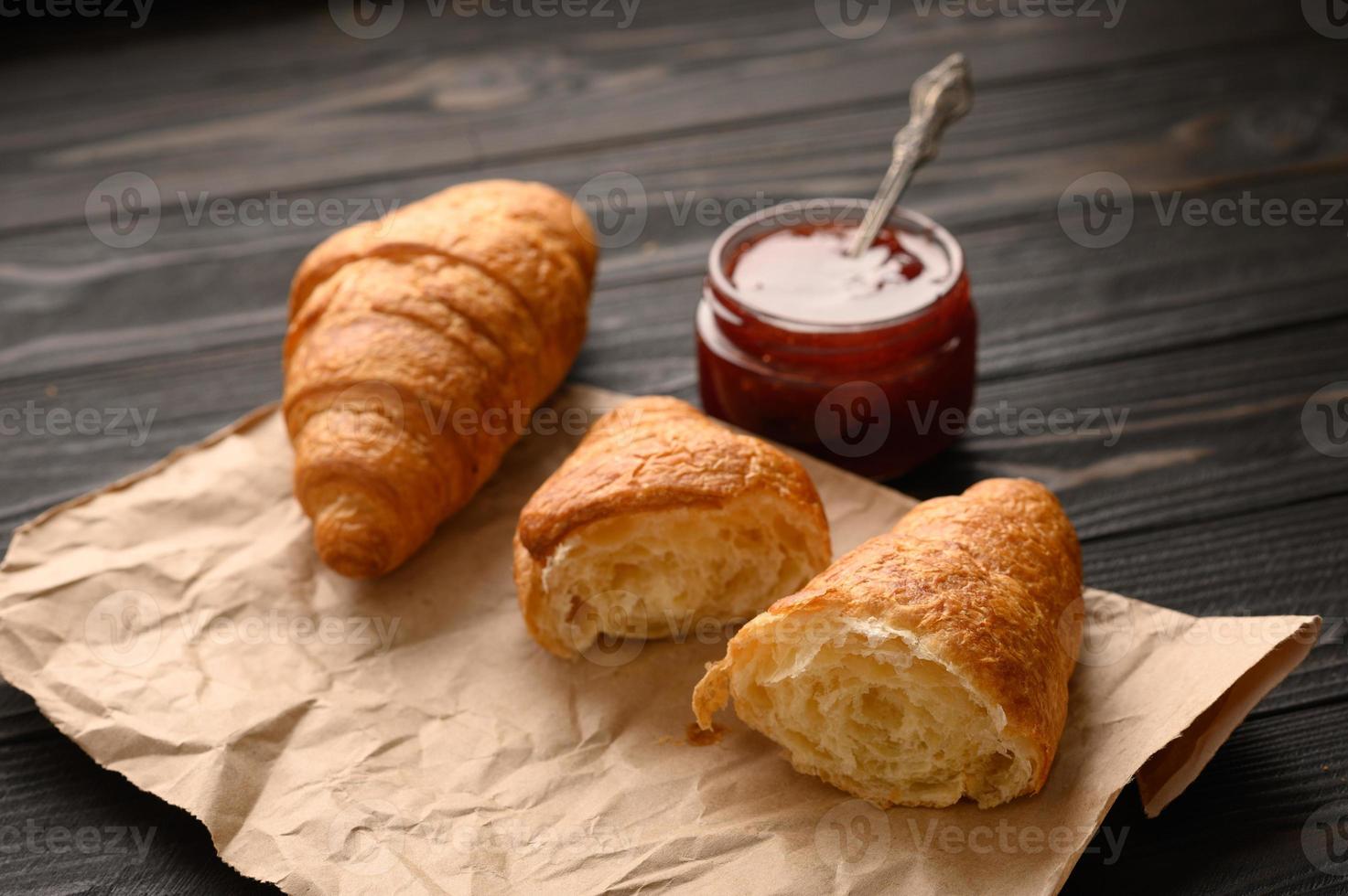 croissants frais sur un fond en bois. photo