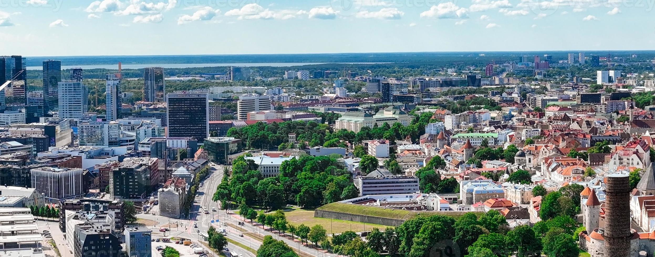 belle vue panoramique sur tallinn, la capitale de l'estonie avec une vieille ville au milieu de la ville. photo