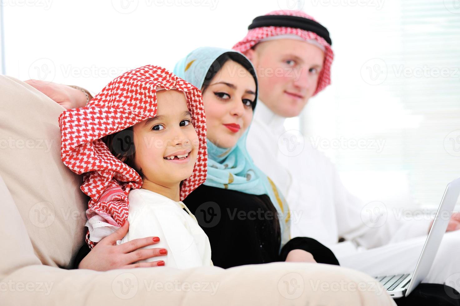 famille heureuse arabe à la maison photo