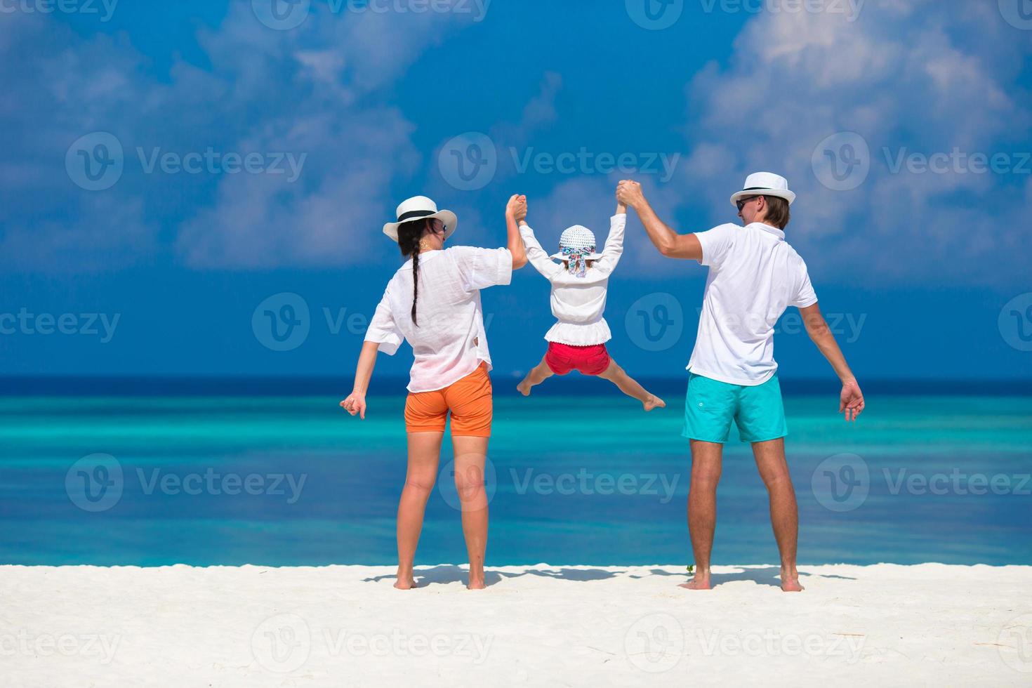 jeune famille sur une plage exotique blanche photo