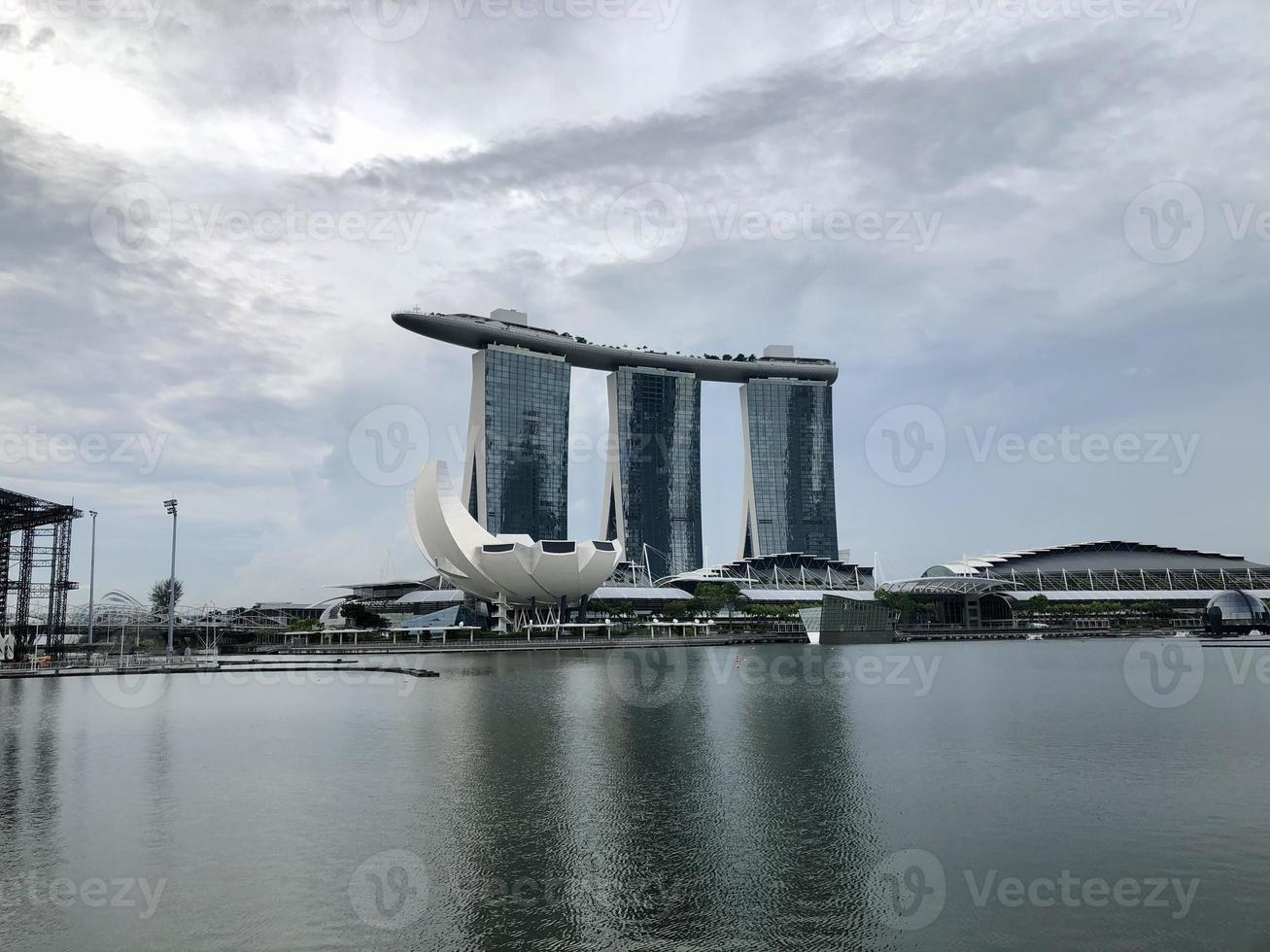 singapour 3 juillet 2022 vue nuageuse sur le marina bay sands et le pont helix à singapour photo