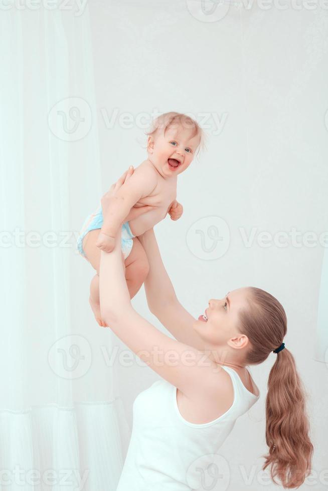 mère jouant avec son enfant et vomissant le bébé photo