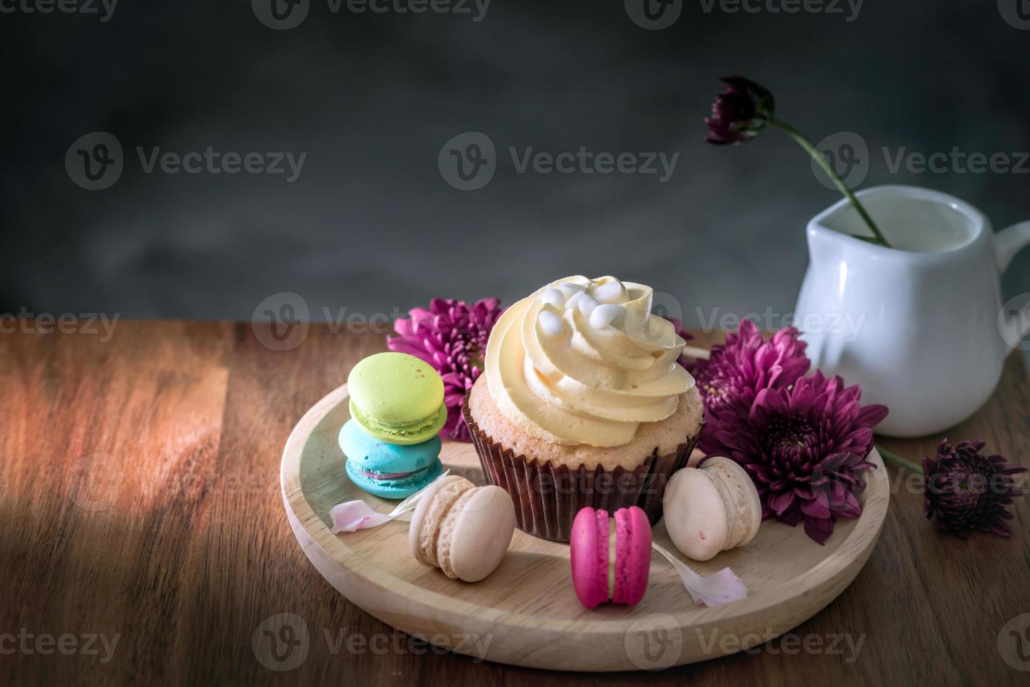 macarons ou macarons et cupcakes sur dessert en bois doux beau à manger photo