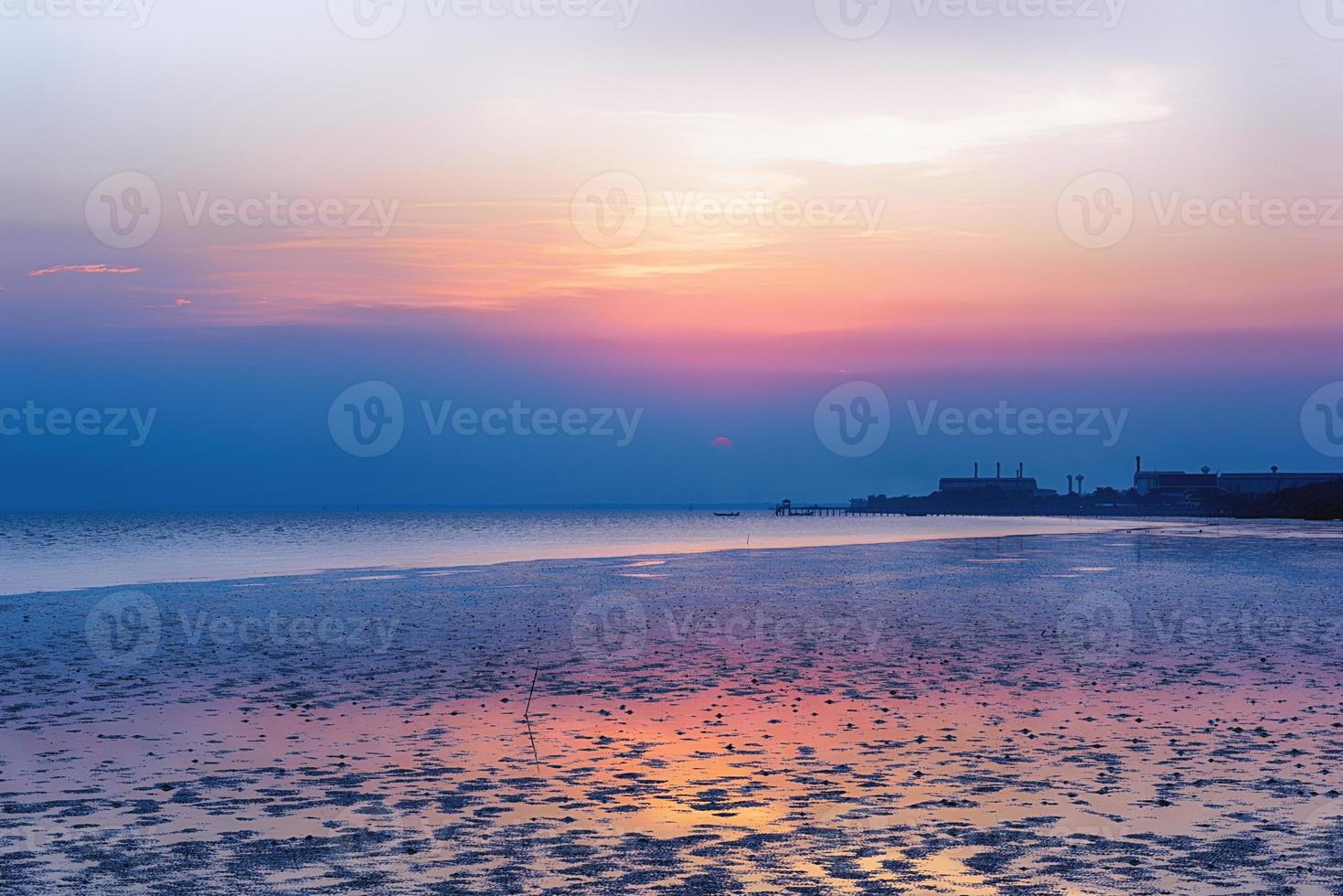 beau coucher de soleil avec des nuages de ciel colorés sur la mer photo