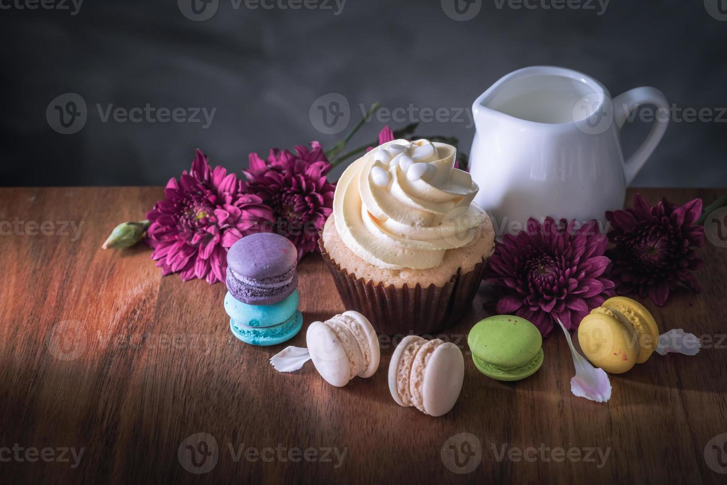 macarons ou macarons et cupcakes sur dessert en bois doux beau à manger photo