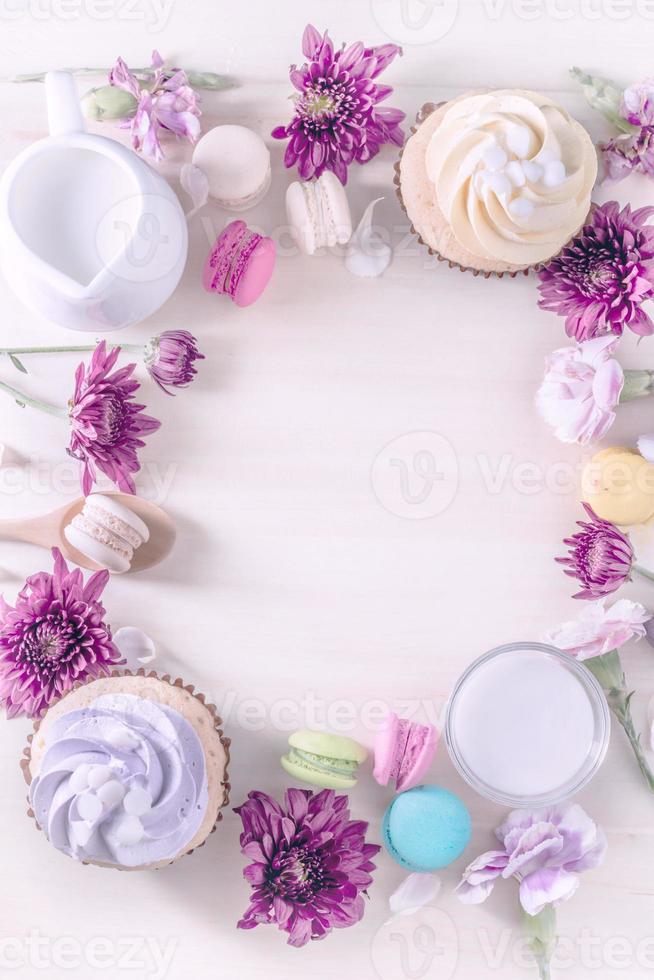 macarons ou macarons et cupcakes au lait sur un dessert de couleur pastel vintage sucré beau à manger photo