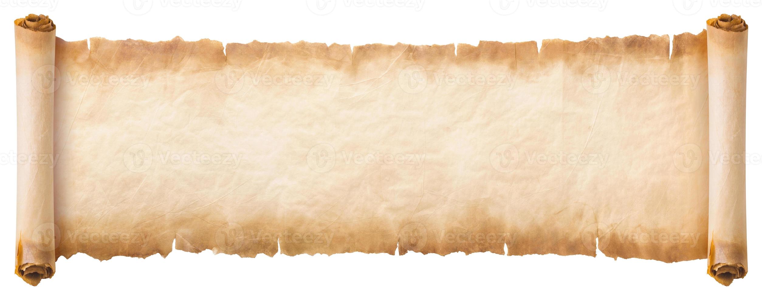 Ancienne feuille de défilement de papier parchemin vieilli ou texture vintage isolé sur fond blanc photo