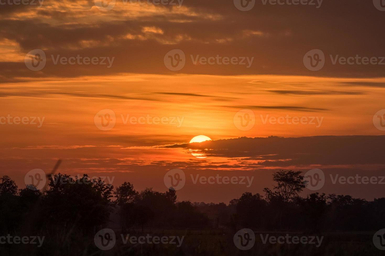 paysage rural les champs au lever du soleil matin et beau ciel photo