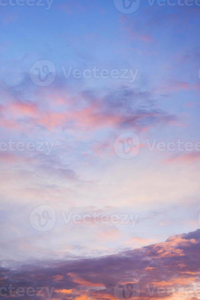 le ciel avec un beau fond de coucher de soleil nuageux photo