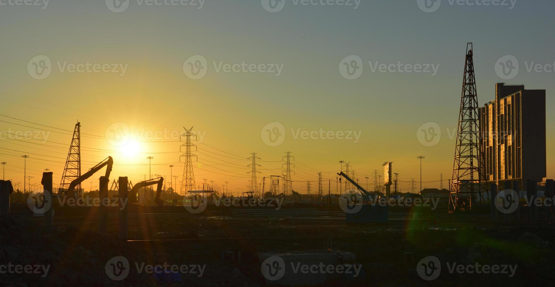 chantier de construction et poteau électrique avec ciel de lever de soleil photo