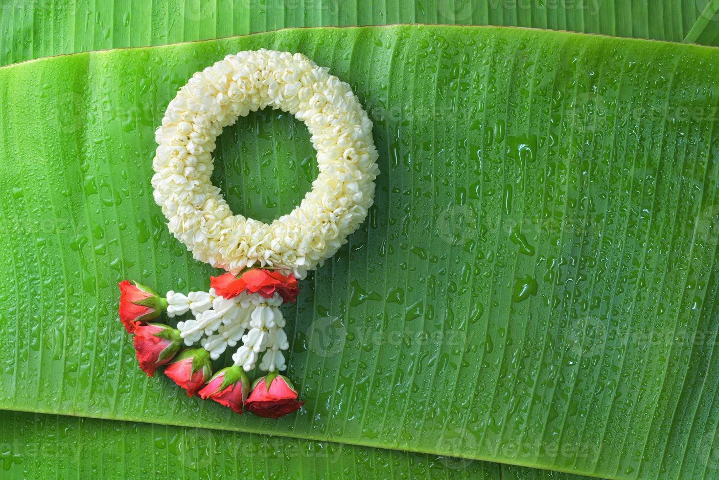 guirlande de jasmin traditionnel thaïlandais.symbole de la fête des mères en thaïlande sur une feuille de bananier photo