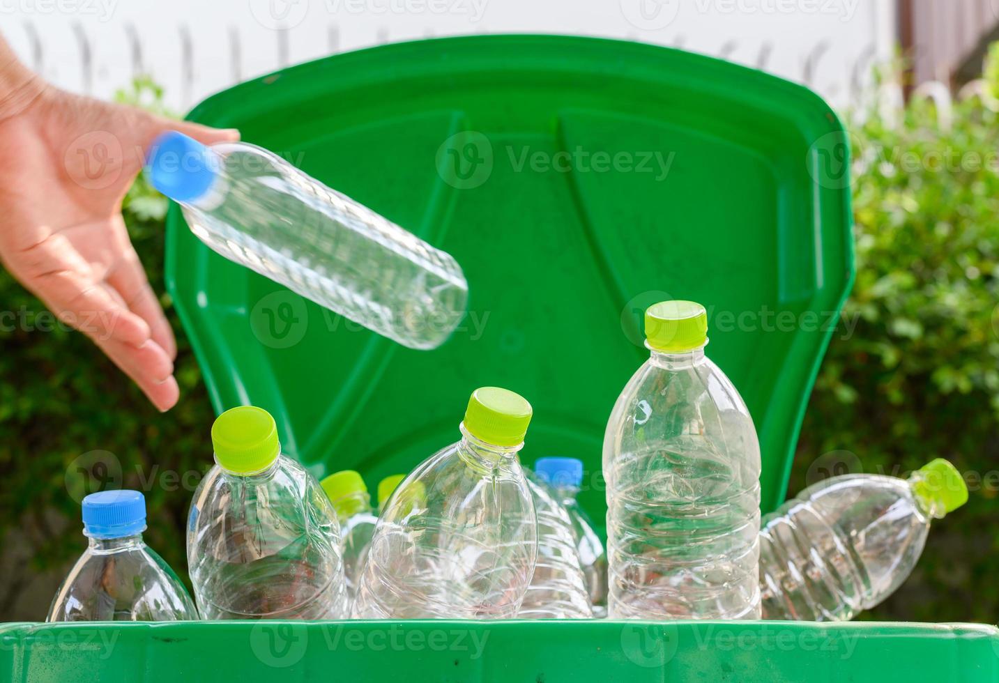 main d'homme mettant la réutilisation du plastique pour le concept de recyclage photo