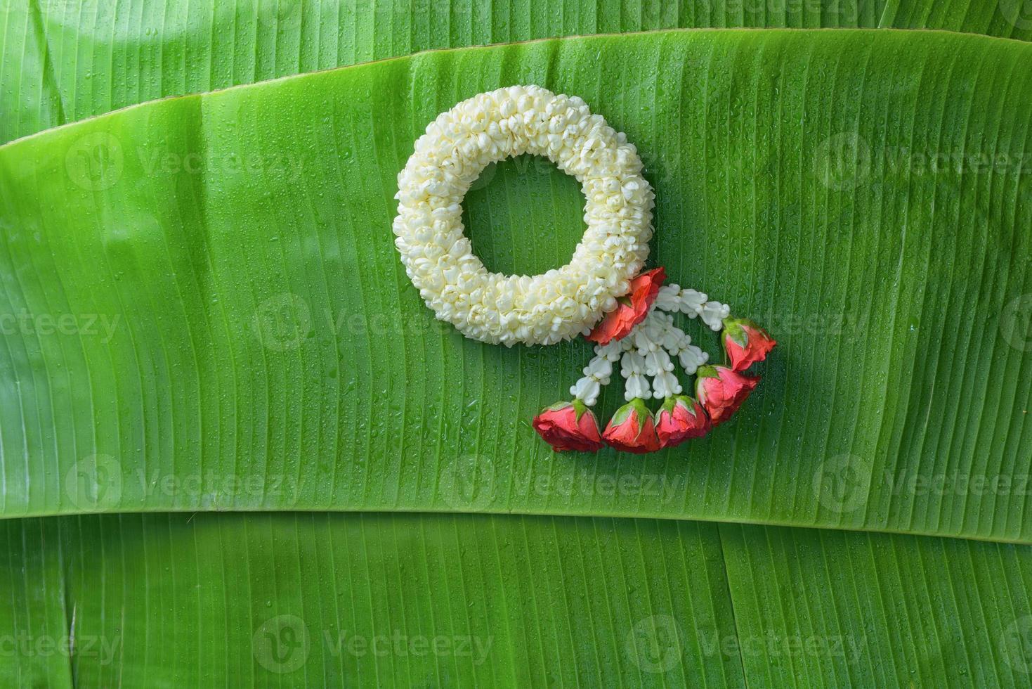 guirlande de jasmin traditionnel thaïlandais.symbole de la fête des mères en thaïlande sur une feuille de bananier photo