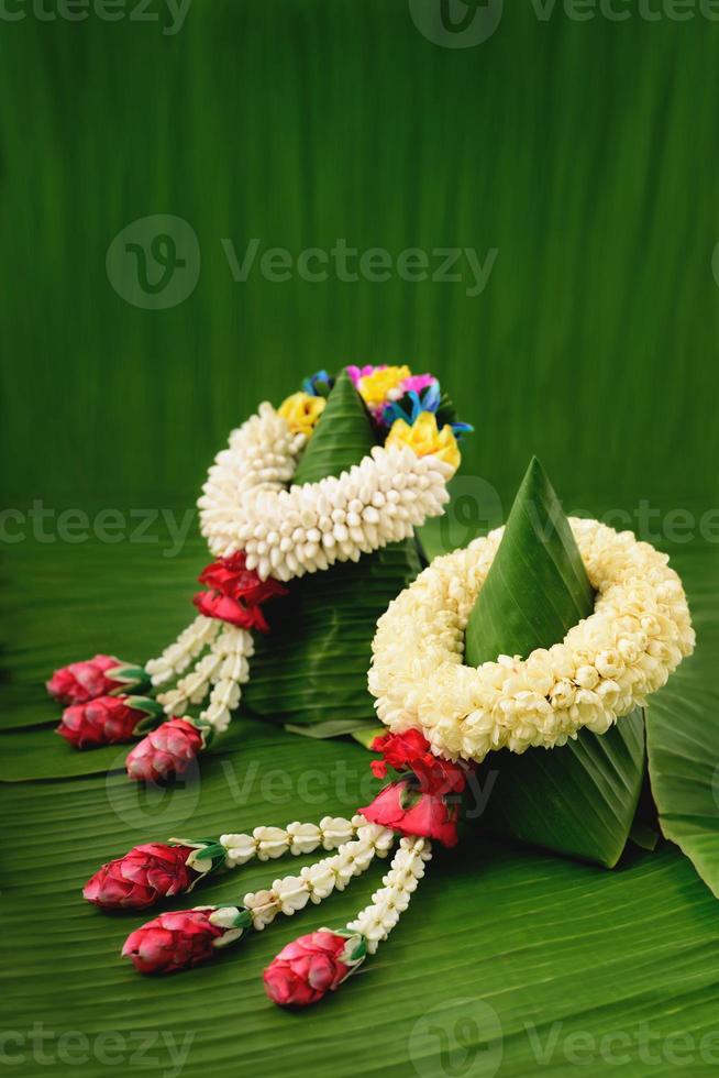 guirlande de jasmin traditionnel thaïlandais.symbole de la fête des mères en thaïlande sur une feuille de bananier photo