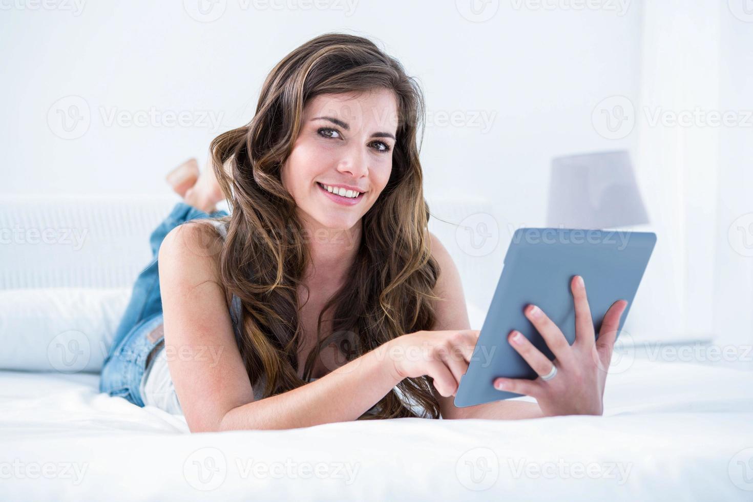 Jeune Et Belle Fille D'adolescent Tenant Une Tablette Image stock - Image  du sourire, ordinateur: 46285063