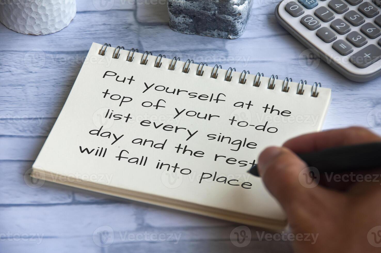 citation inspirante de la vie - mettez-vous en tête de votre liste de choses à faire chaque jour et le reste se mettra en place. écriture à la main sur le bloc-notes photo