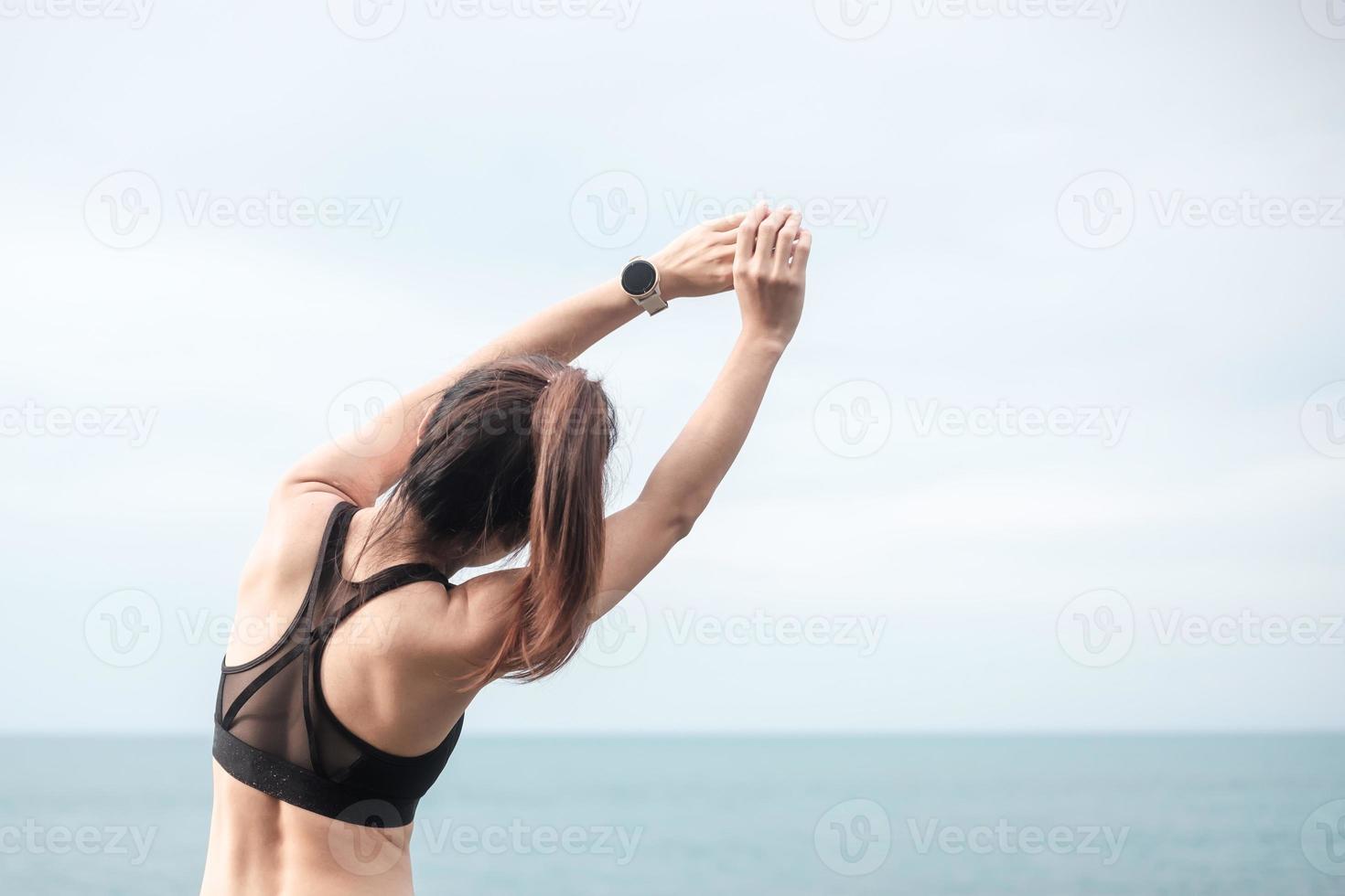 jeune femme de fitness en vêtements de sport qui s'étend du corps contre la  vue