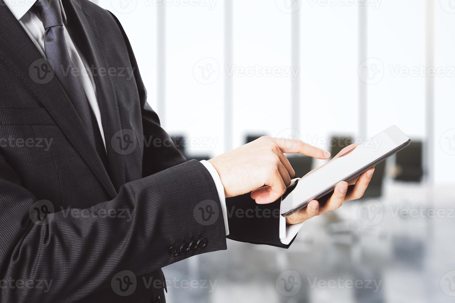 homme d'affaires avec tablette numérique au bureau vide photo