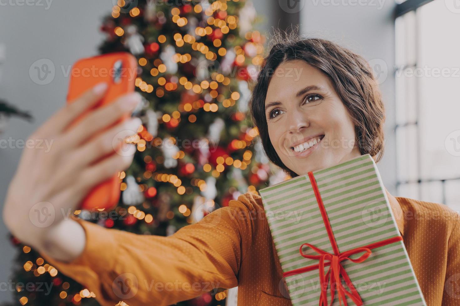 Belle Fille Avec Boîte-cadeau De Noël