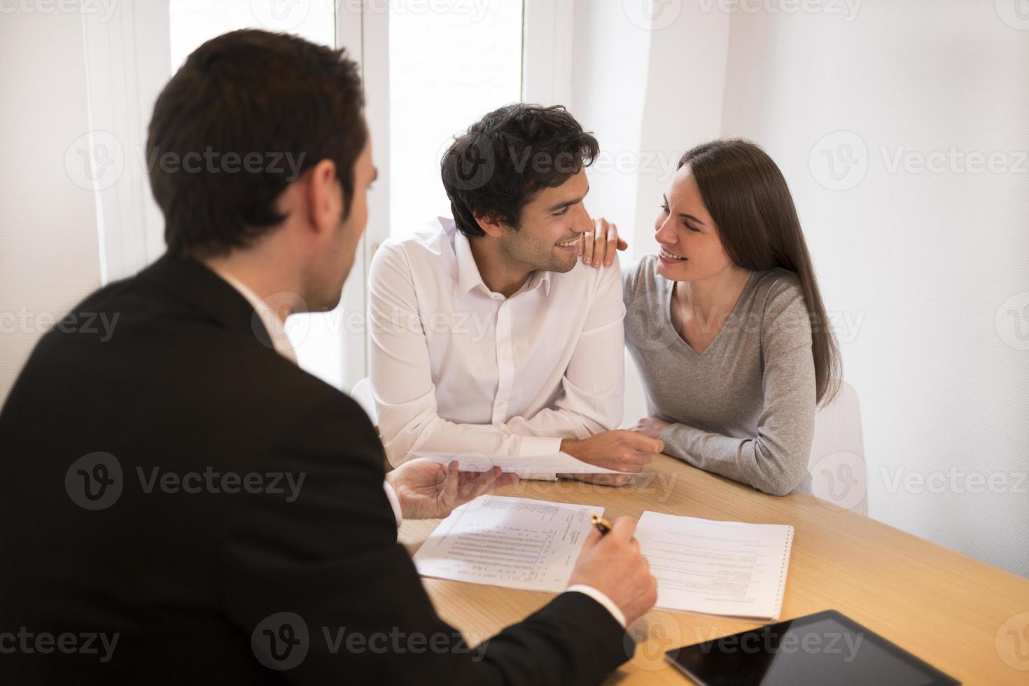 jeune couple réunion agent immobilier pour acheter une propriété, tablette de présentation photo