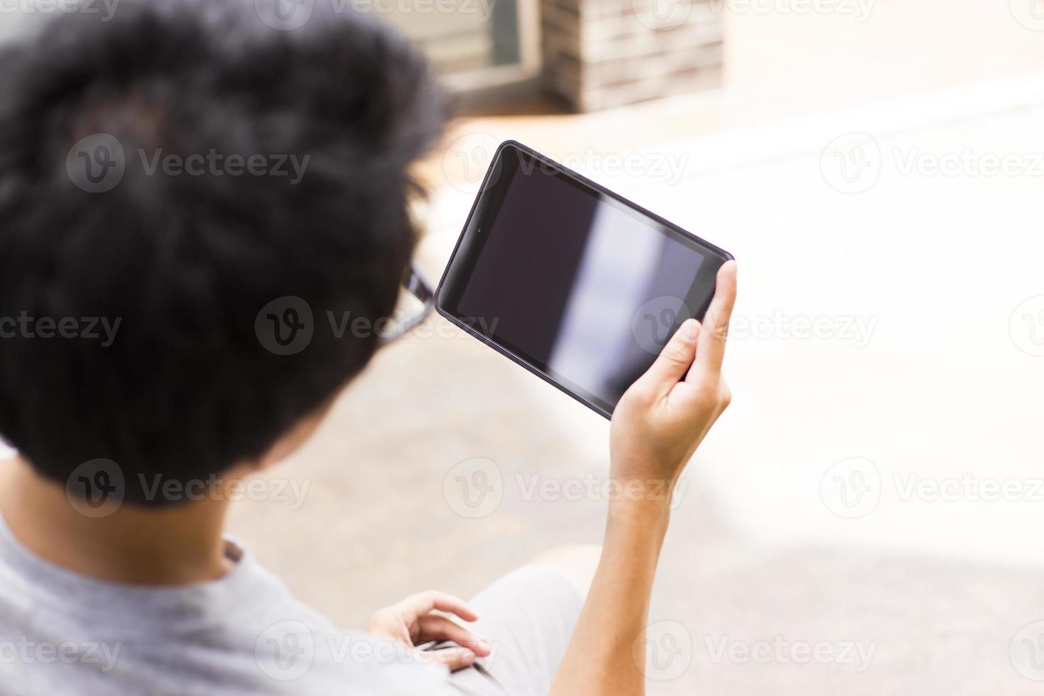 L'homme regarde la tablette écran: coup de tête et d'épaule photo