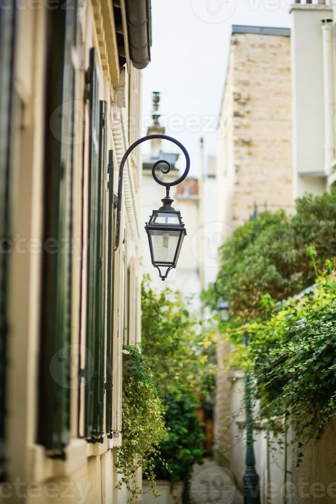 belle lanterne dans une rue calme de paris photo