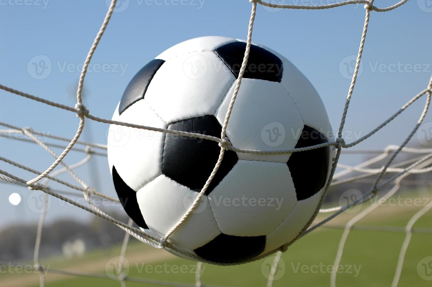 ballon de football en filet photo