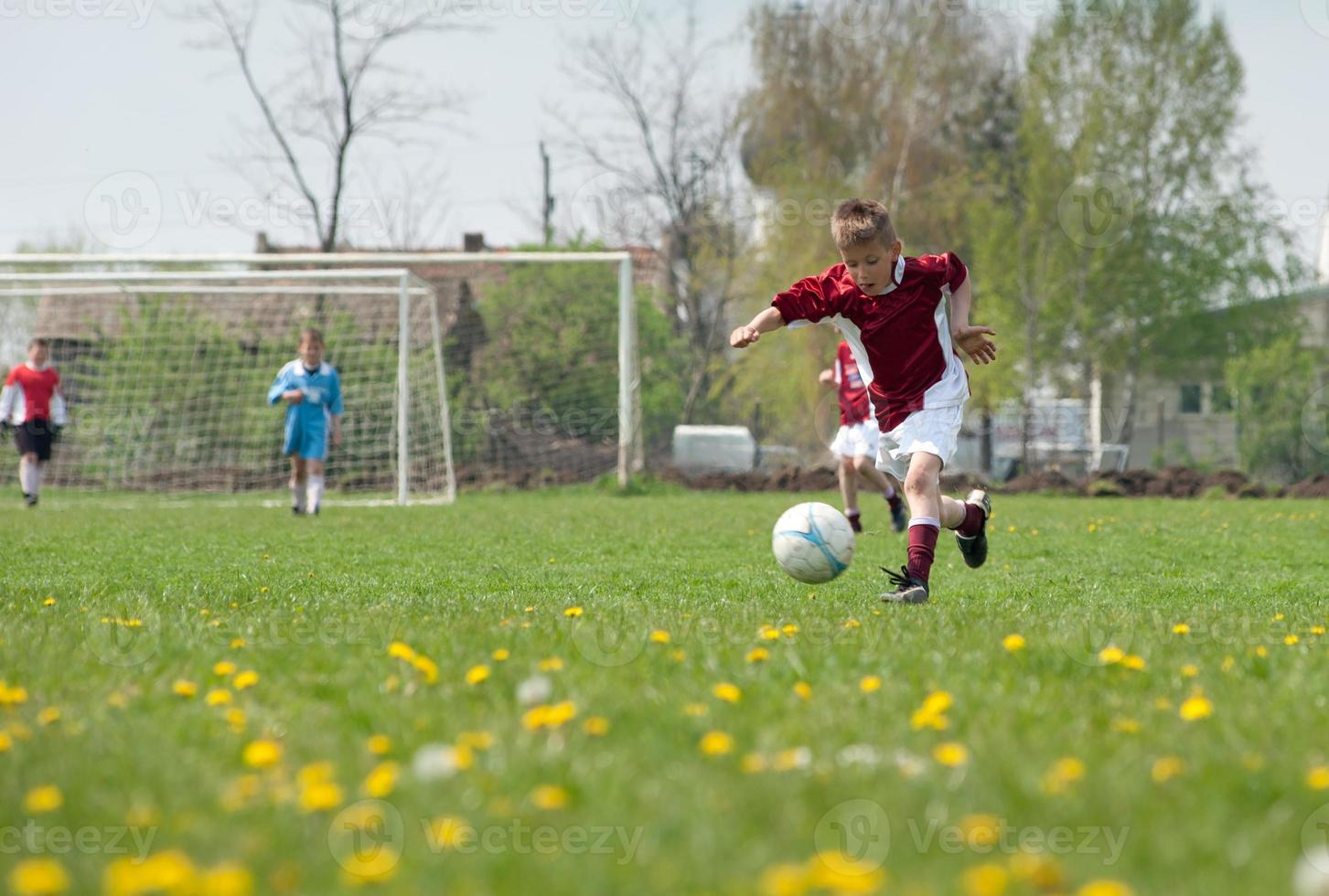 petit garçon jouant au football photo