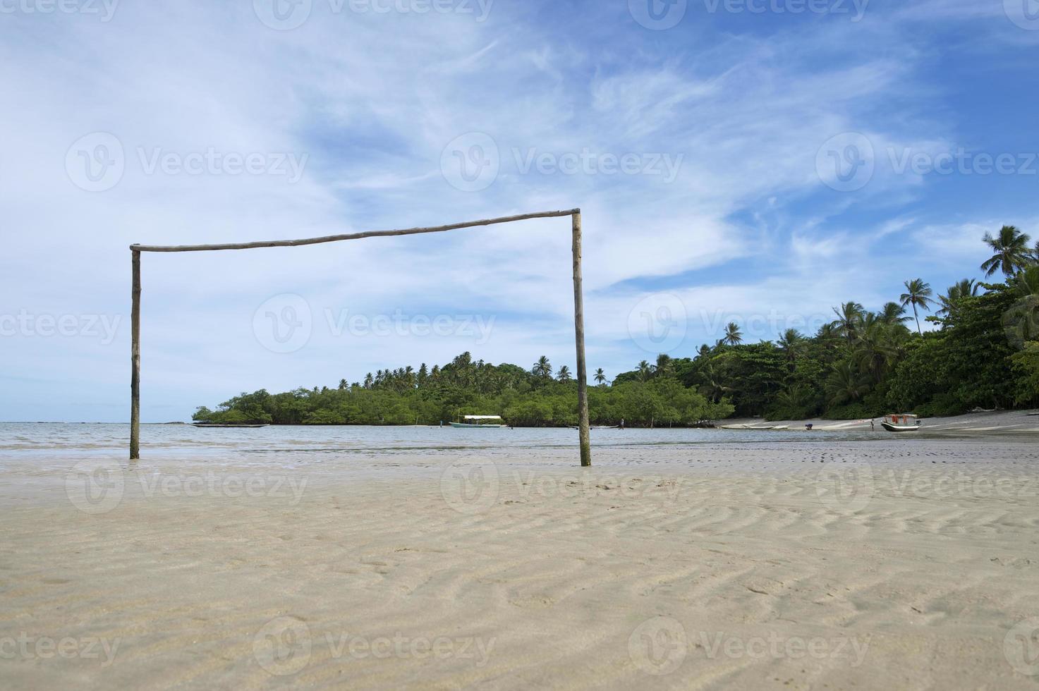 Terrain de football de plage brésilien vide avec poteau de but photo