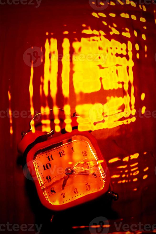 arrière-plan abstrait inferno en rouge et orange avec une horloge. photo