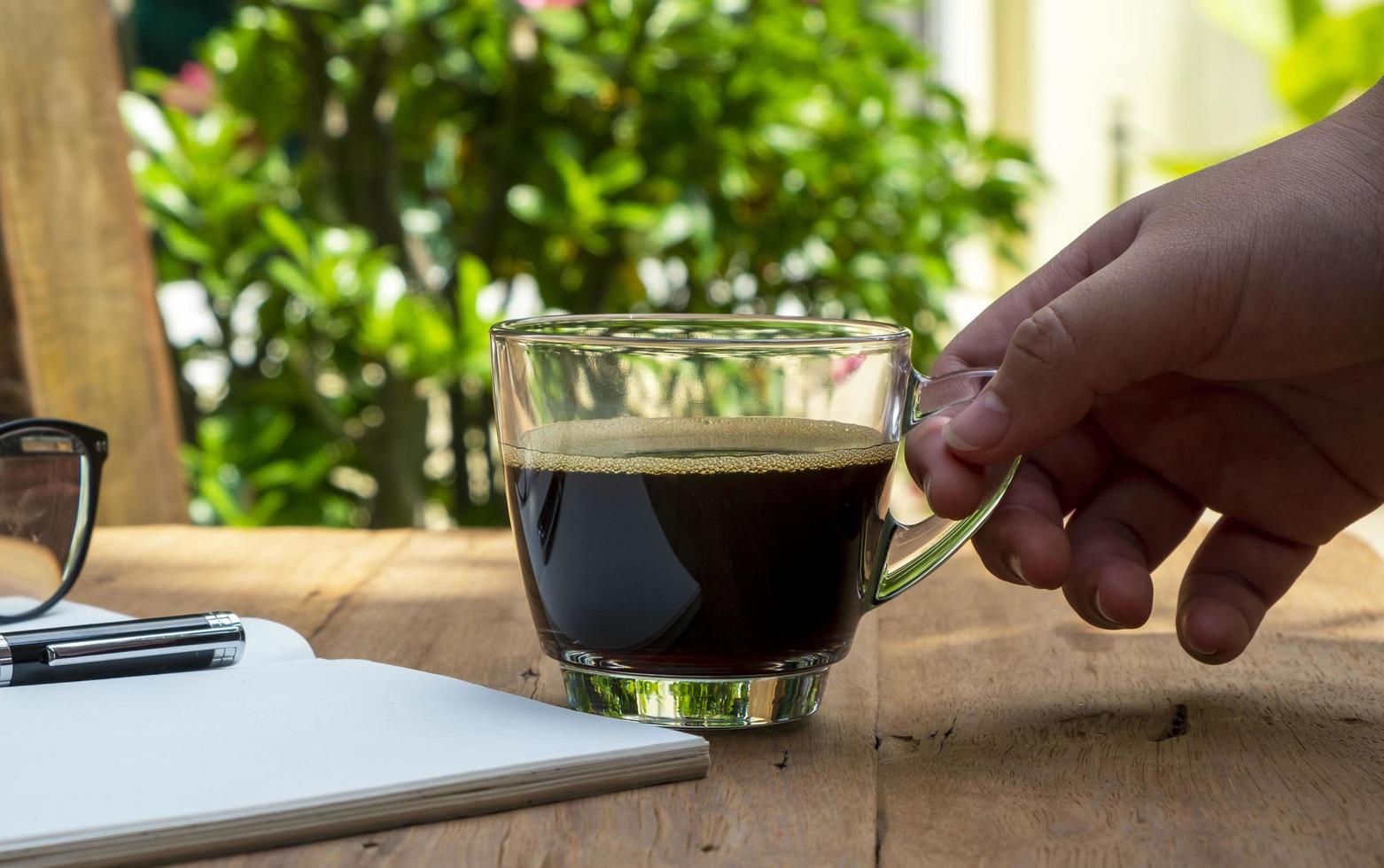 main tenant une tasse de café. photo